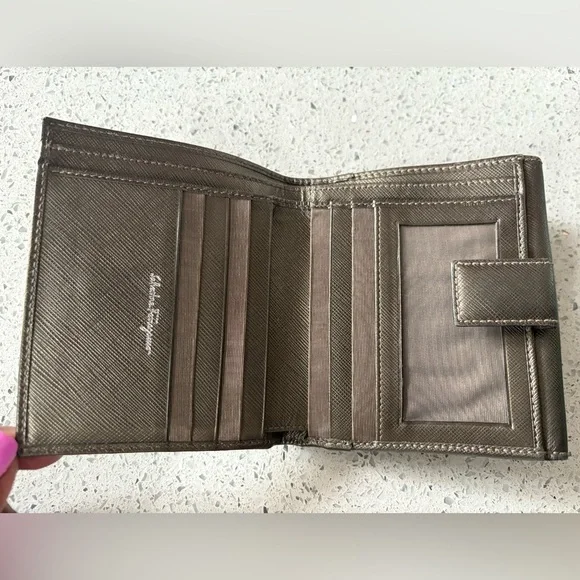 Women’s SALVATORE FERRAGAMO EUC Gold Bronze Metallic Trifold Wallet with Clasp - Picture 4 of 10